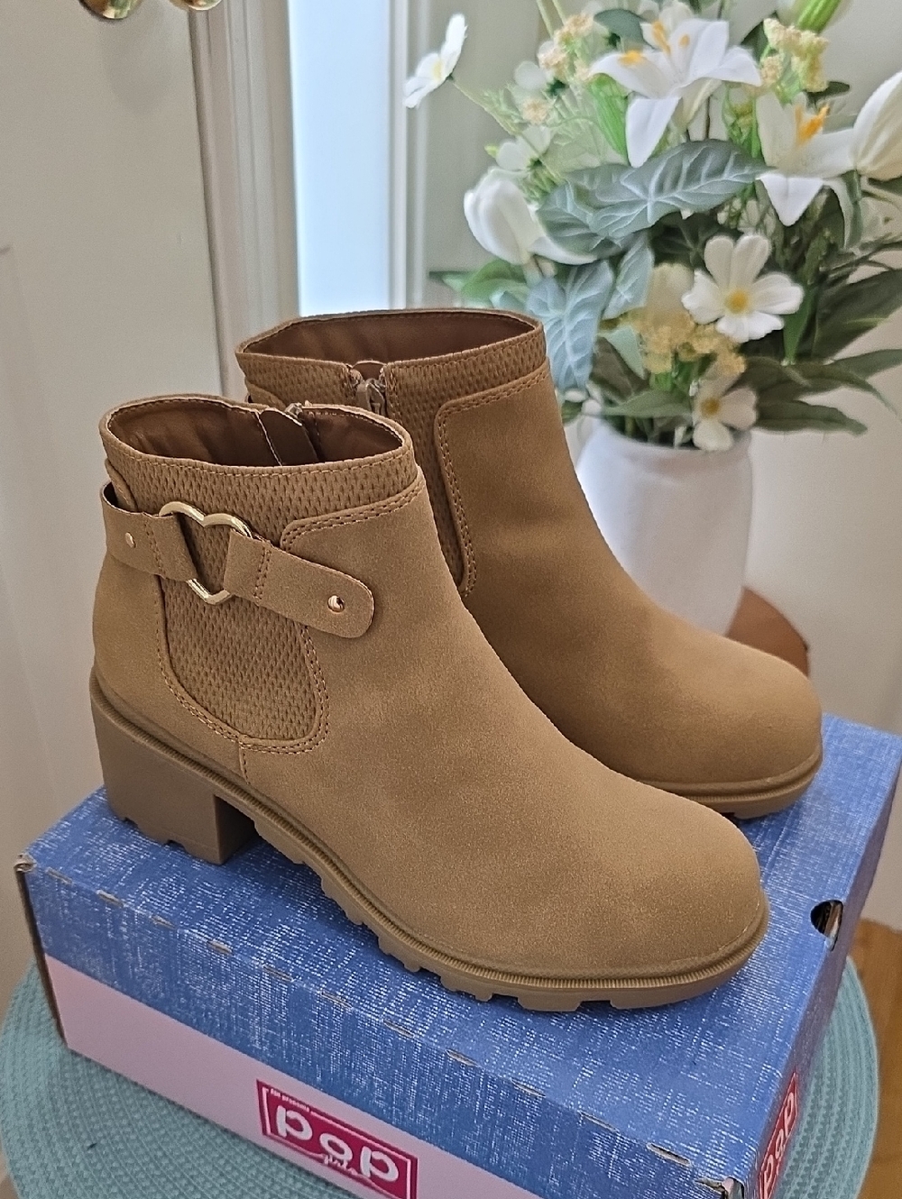 POP BRAND GIRL'S TAN AND GOLDTONE ANKLE BOOTS SIZE 4